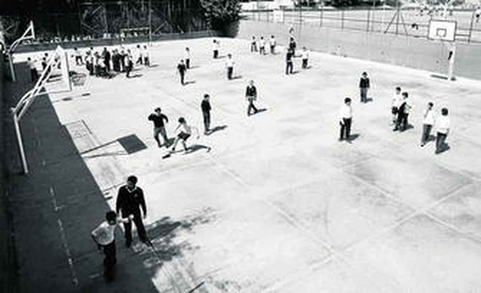 Uno de los patios del colegio de El Romeral con algunos alumnos practicando deportes.