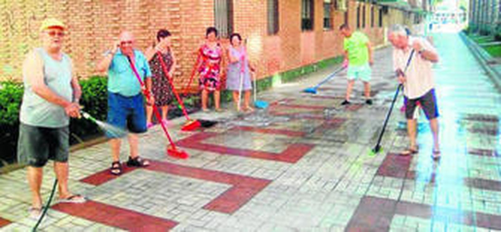 Un grupo de vecinos de Puerta Blanca, en las tareas de limpieza.