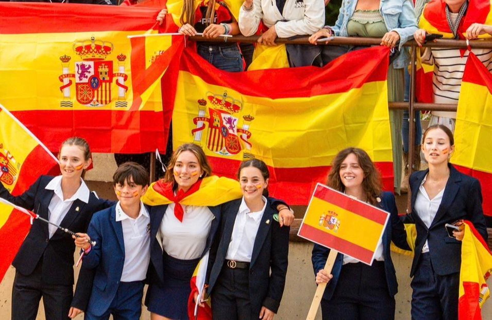 El linense Curro Ramírez, con sus compañeras del equipo español.