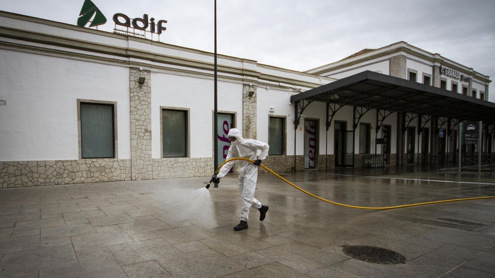 La UME en la estación de tren de Granada durante el estado de alerta por el coronavirus
