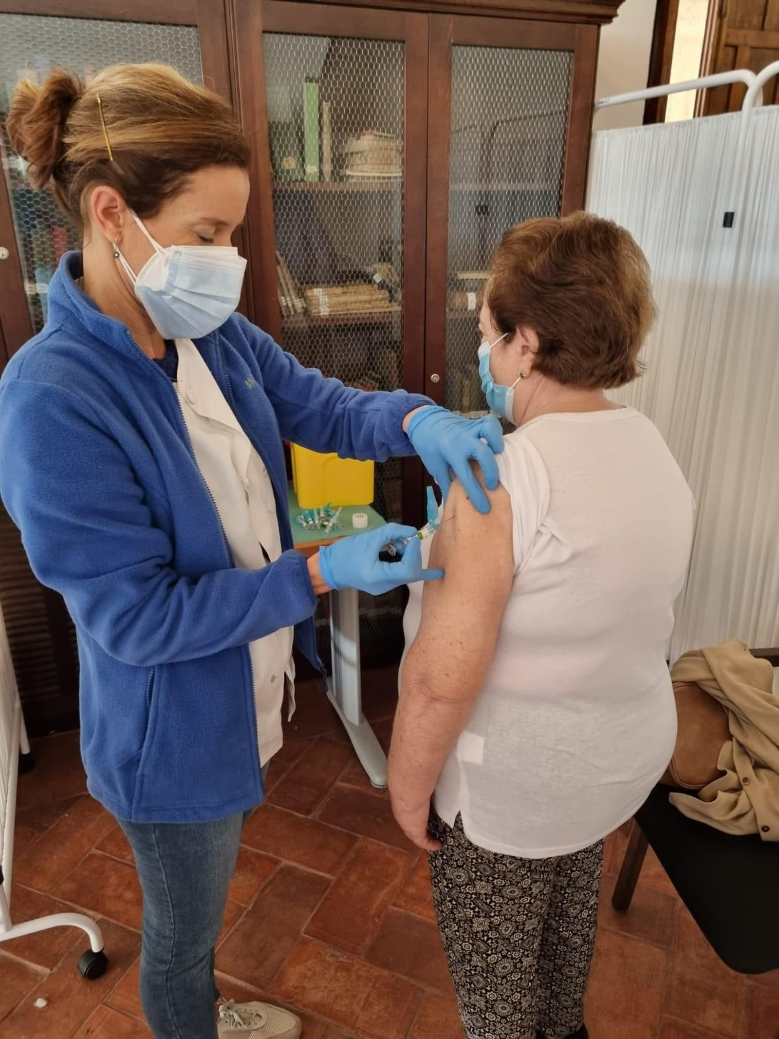 Una enfermera vacuna a una persona.