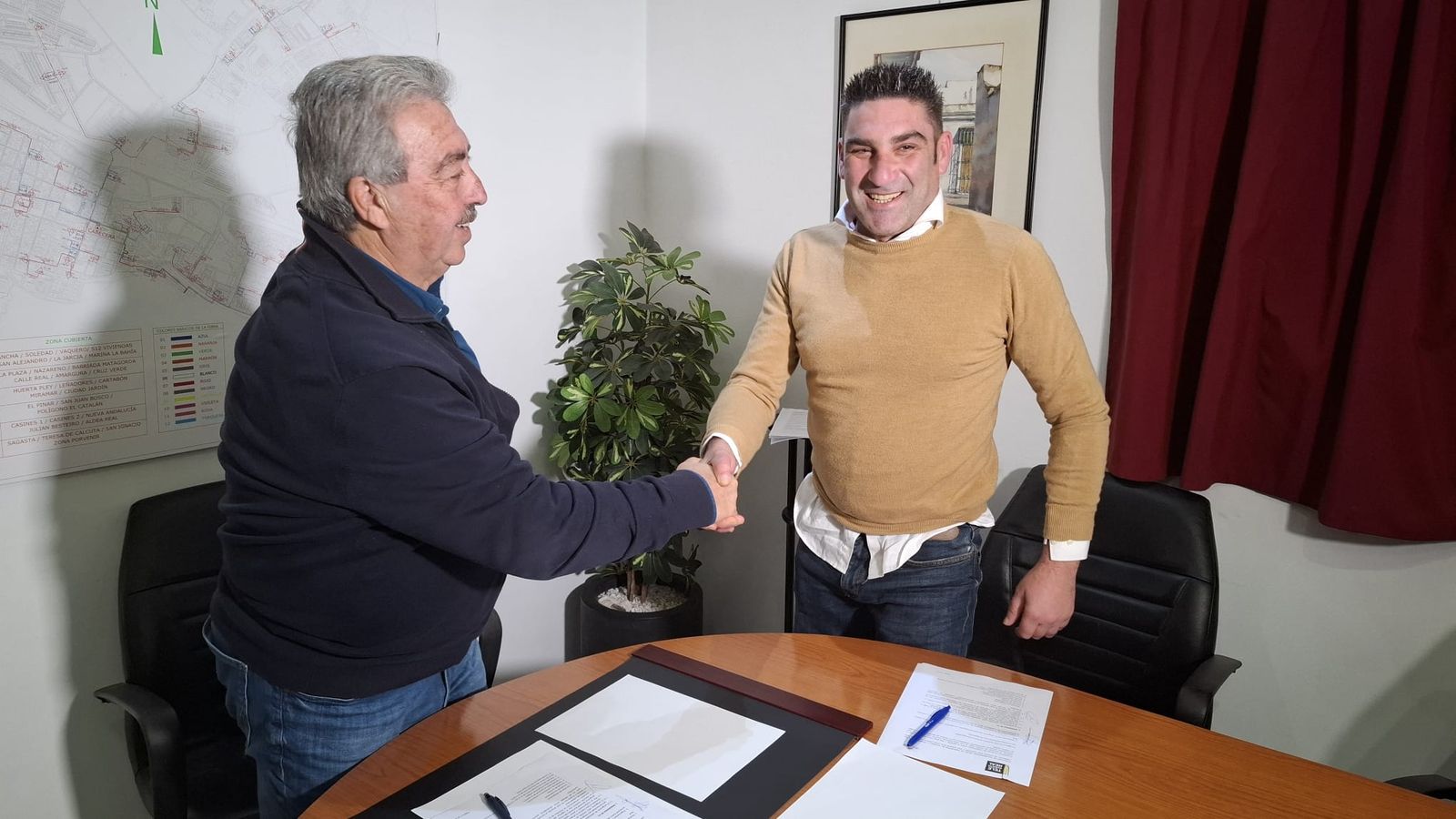 Juan Manuel Armario y Jonathan Romero tras la firma del acuerdo