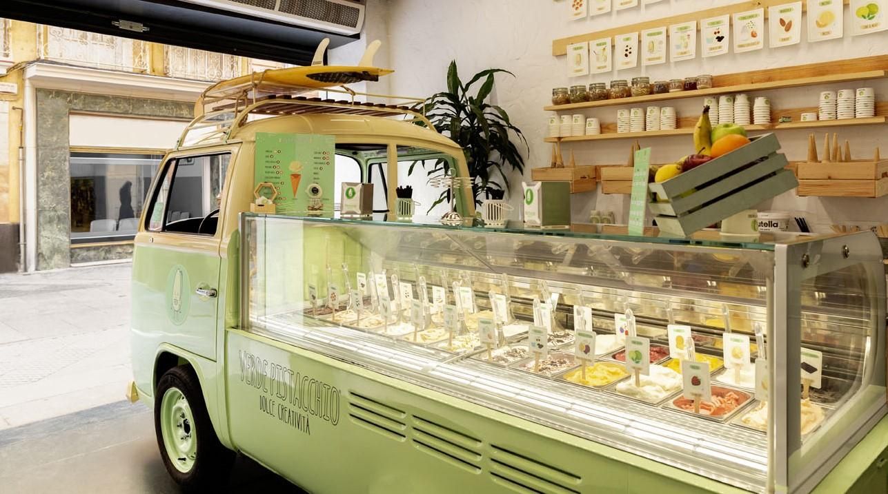 La heladería de Cádiz que sirve deliciosos helados en una furgoneta ‘hippie’ de Volkswagen