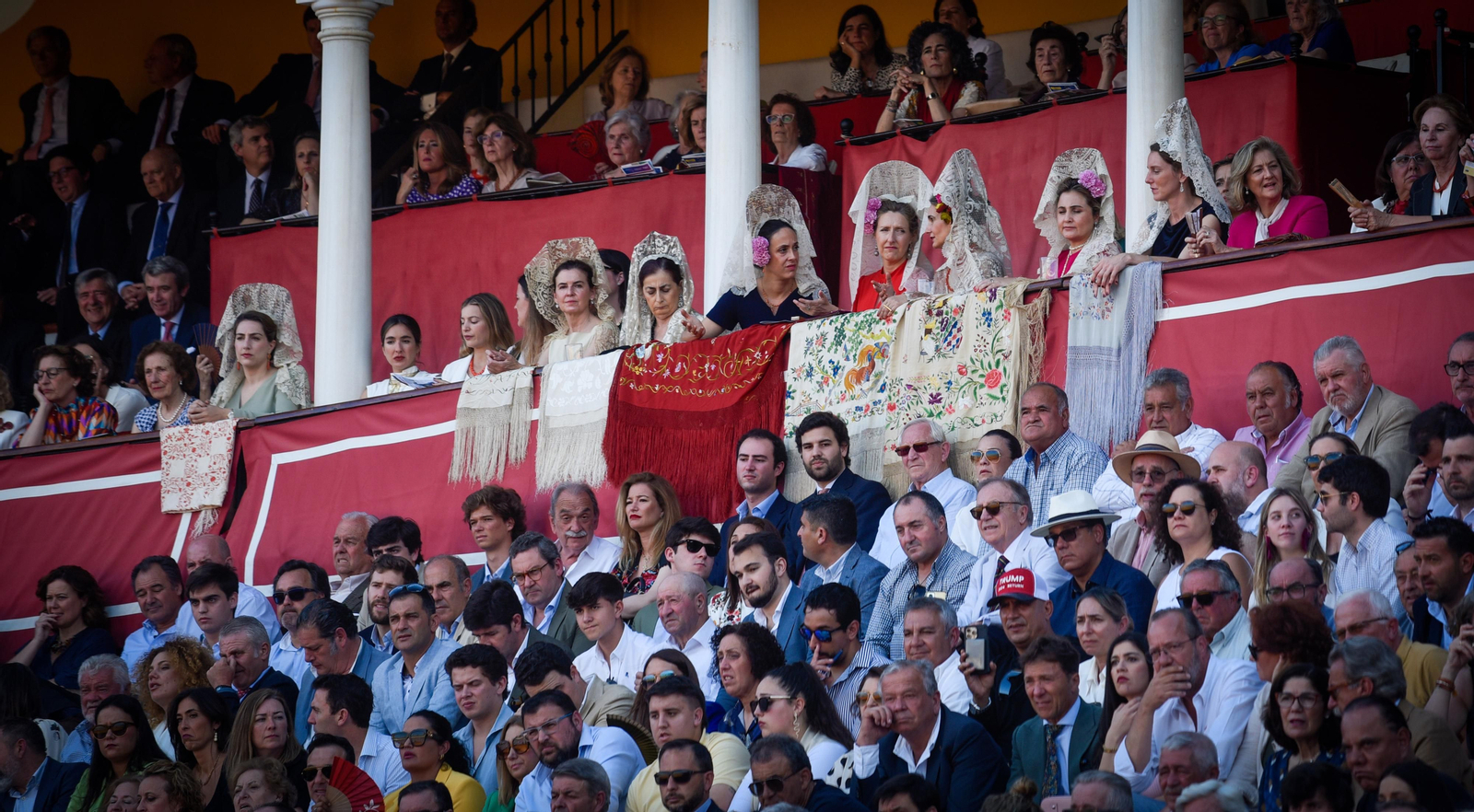 Las imágenes de la corrida de toros de El Fandi, Manuel Escribano y Esaú Fernández