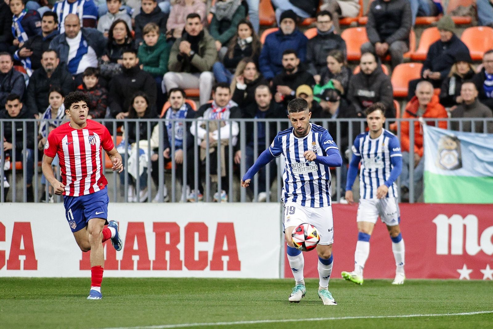 Antonio Domínguez controla la pelota en el choque jugado en el Cerro del Espino.