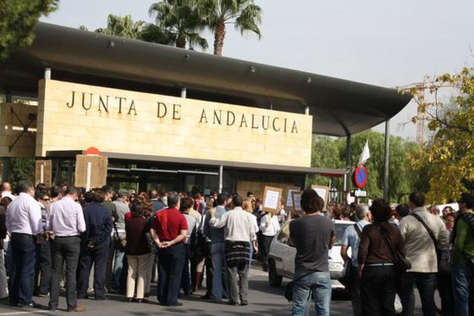 Los funcionarios de la Junta y algunos representantes del CSIF protestan frente a Torretriana.

Foto: Redacci?