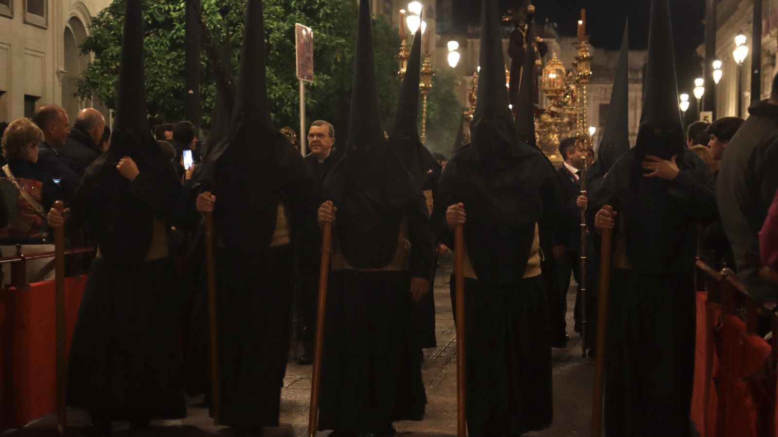 La Madrugá por la Carrera Oficial en la Semana Santa de Sevilla 2025