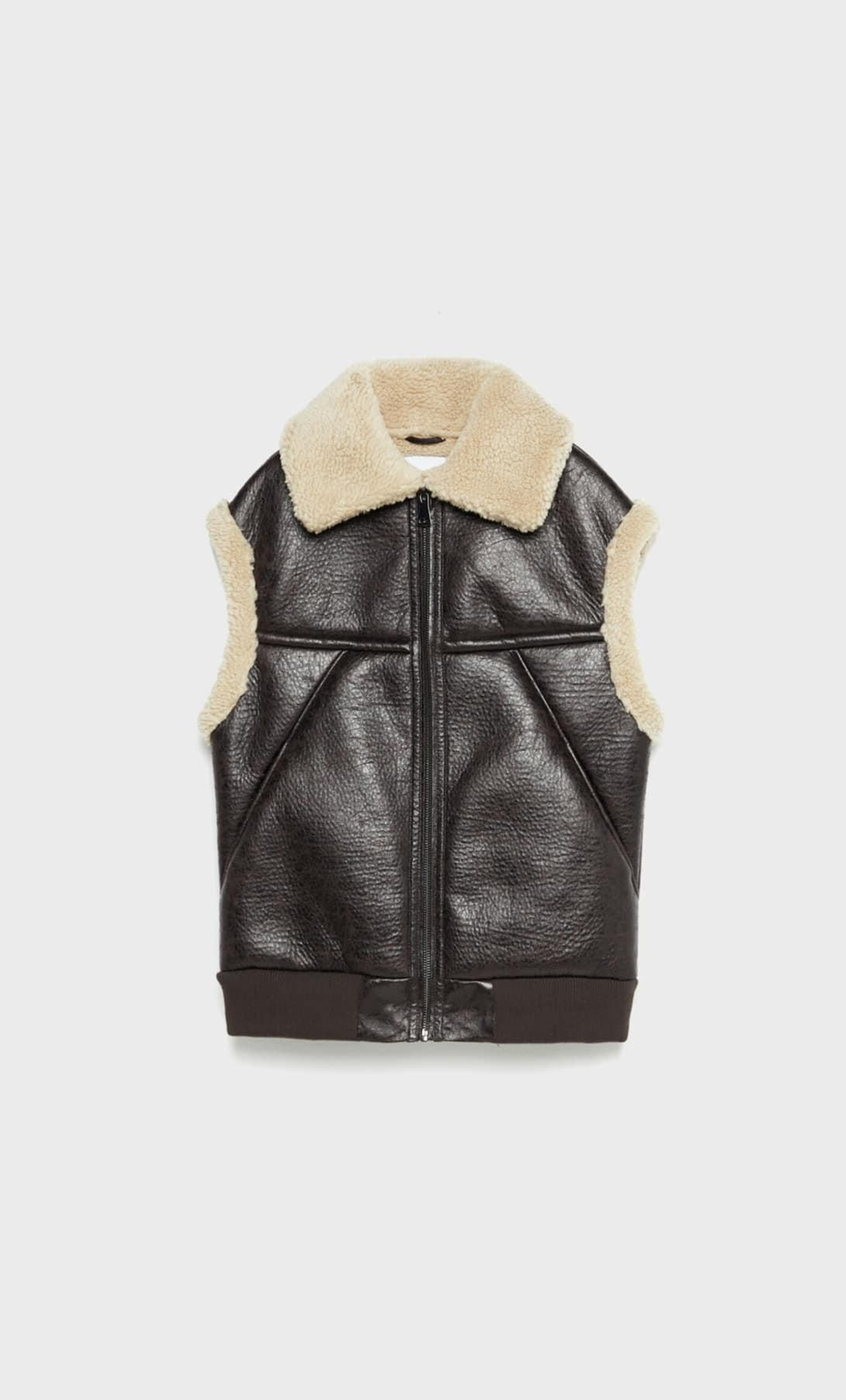 Chaleco efecto piel de Stradivarius.