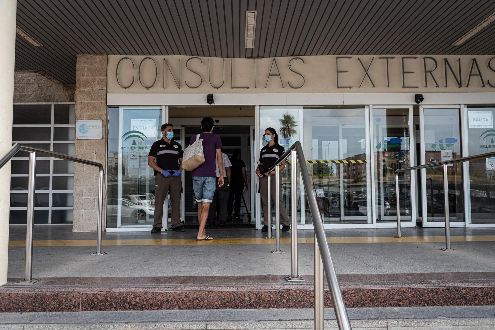 Inmediaciones del Hospital Juan Ramón Jiménez.