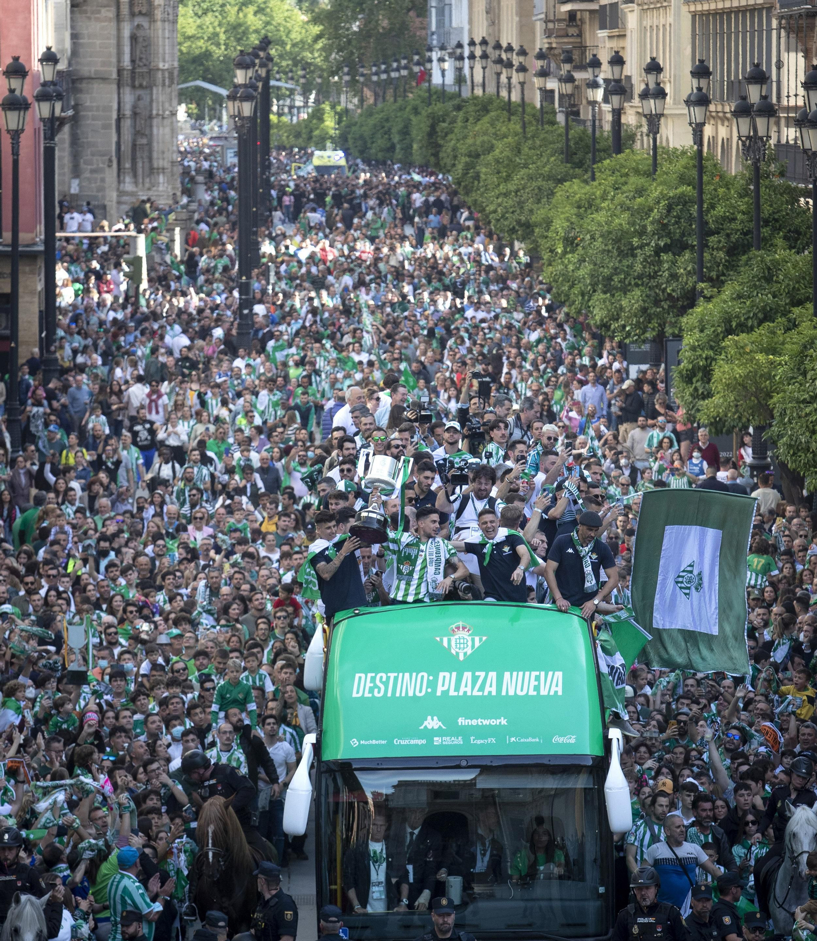 Las imágenes de la celebración del Betis por las calles de Sevilla