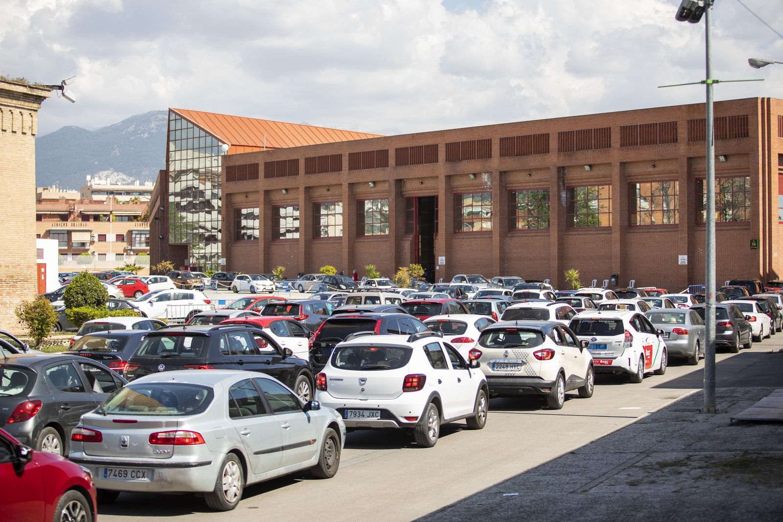 Fotos: colas en la vuelta a la vacunación masiva en Granada