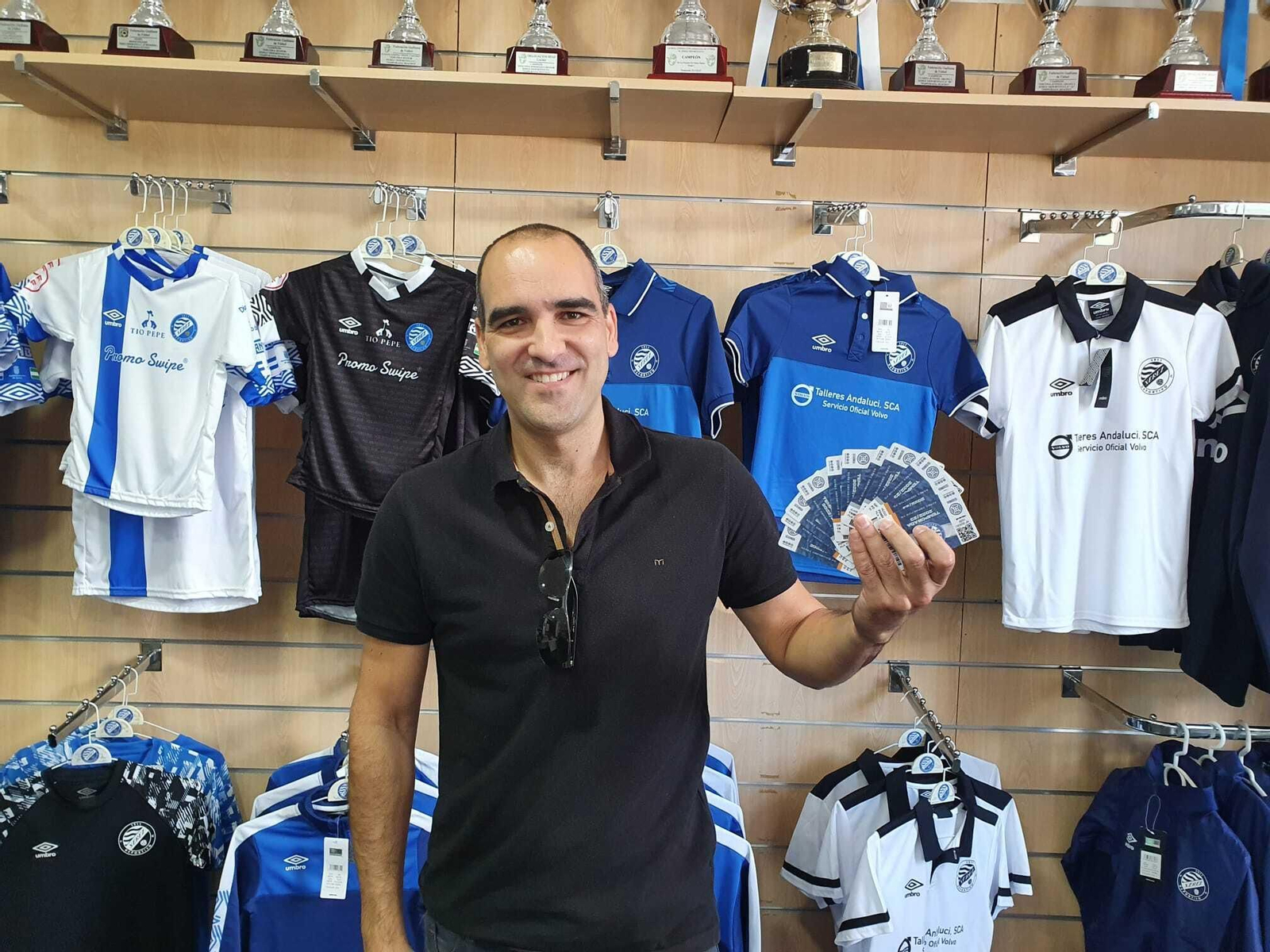 Daniel Rodríguez ha pasado este viernes por el club y ha sacado once carnés para él y su familia.