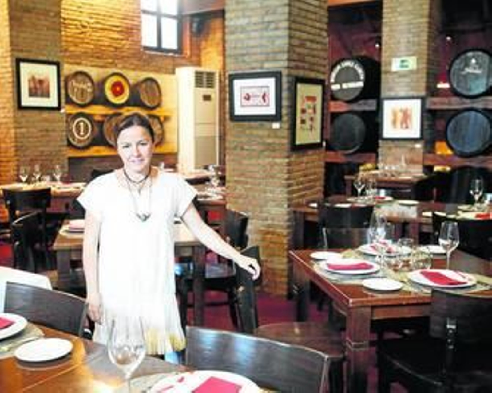 Lourdes Luzón posa en el interior del restaurante situado en la Plaza de Toros.