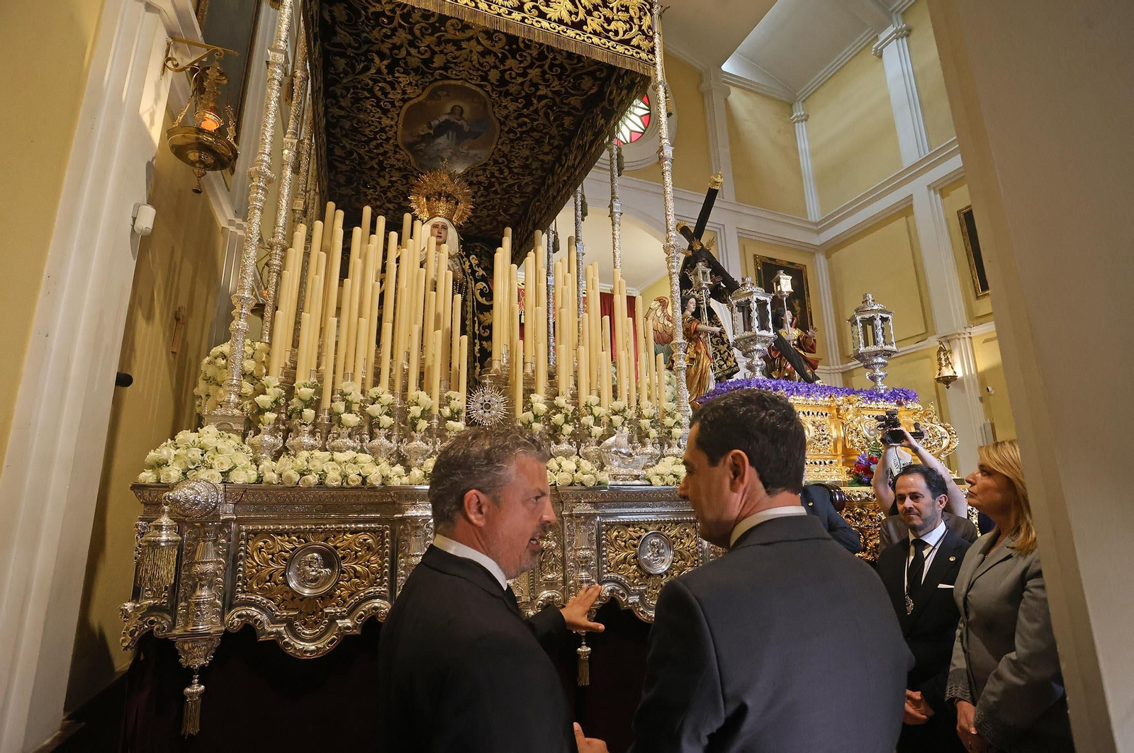 Imágenes de la visita del presidente de la Junta de Andalucía, Juanma Moreno, a la hermandad del Calvario de Huelva