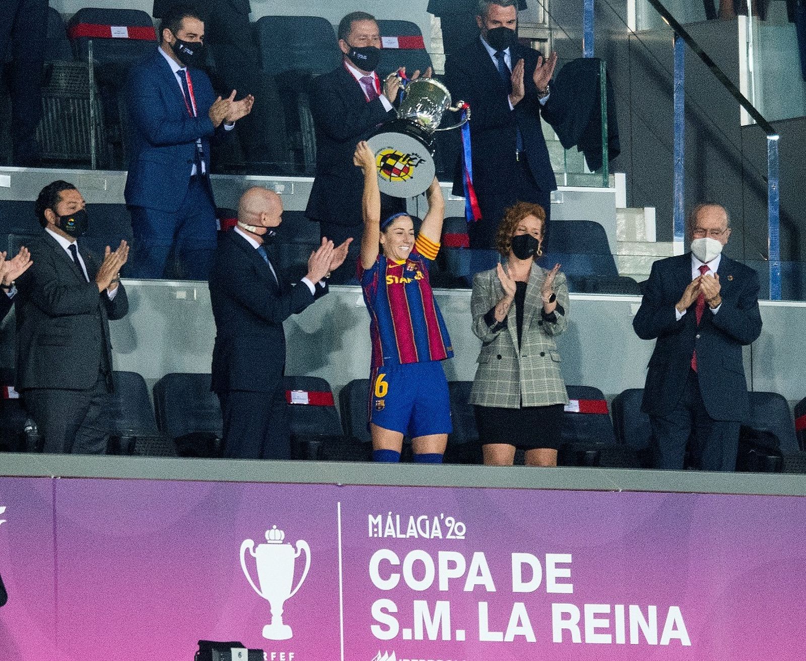 El Barça levanta el título entregado por la malagueña Cristina García.