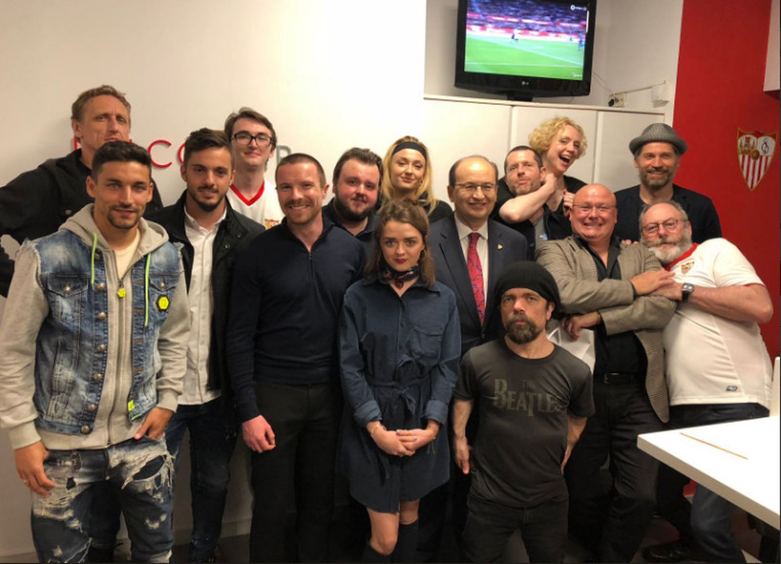 Actores de 'Juego de Tronos', en un palco del Sánchez-Pizjuán con Jesús Navas, Sarabia y José Castro.