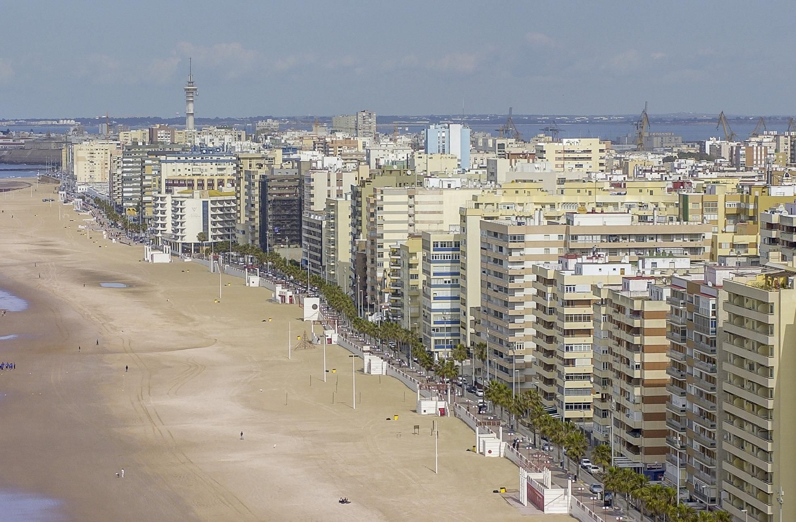 Los grandes edificios del Paseo Marítimo se levantaron sobre todo en las décadas de los 6o y 70.
