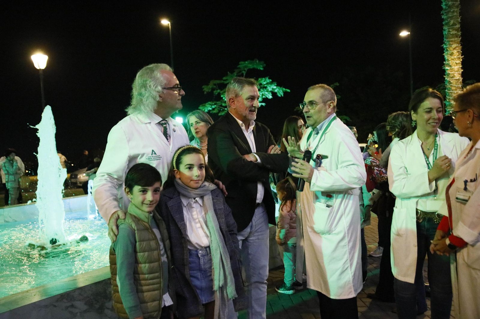 Las imágenes del encendido de la iluminación navideña en el Hospital Torrecárdenas de Almería