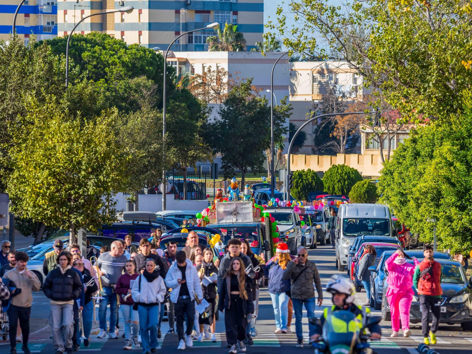 La Caravana Solidaria recoge cientos de regalos para echar una mano a los Reyes Magos en San Fernando