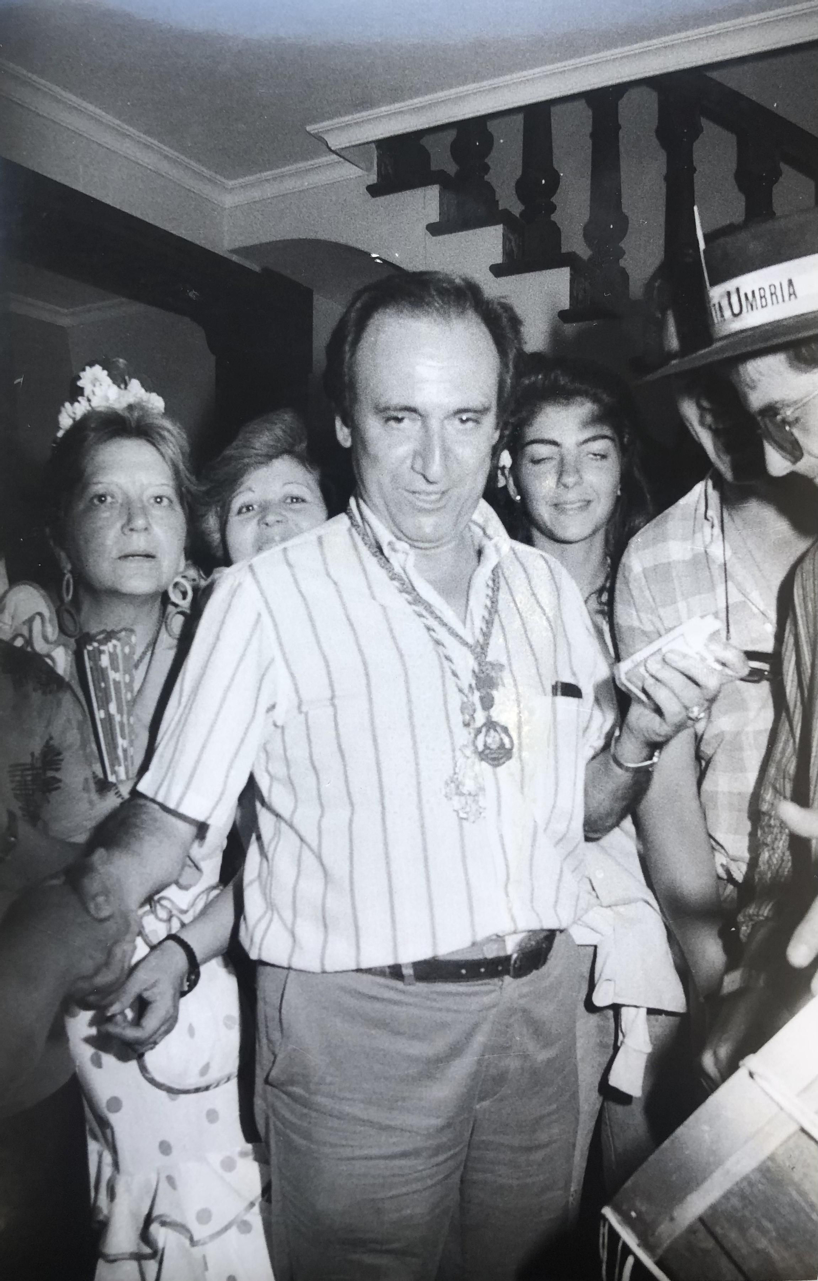 Manolo Escobar, en 1986, con hermanos de Punta Umbría.