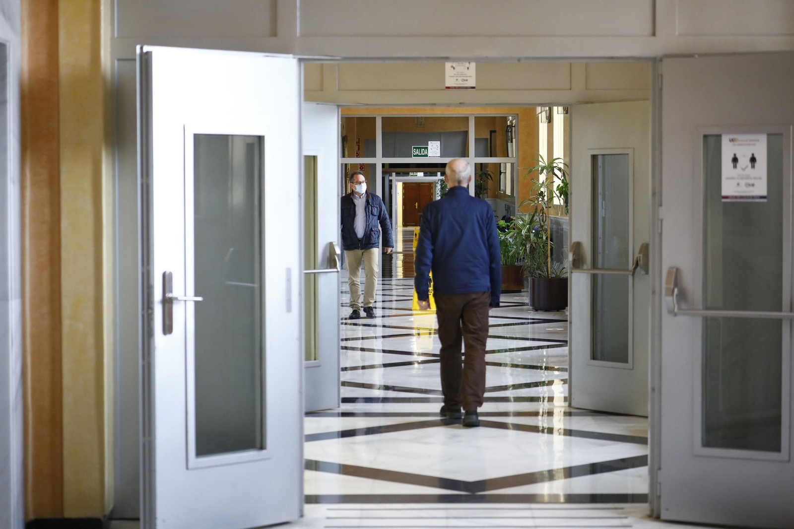 Varias personas en el Rectorado de la Universidad de Córdoba.