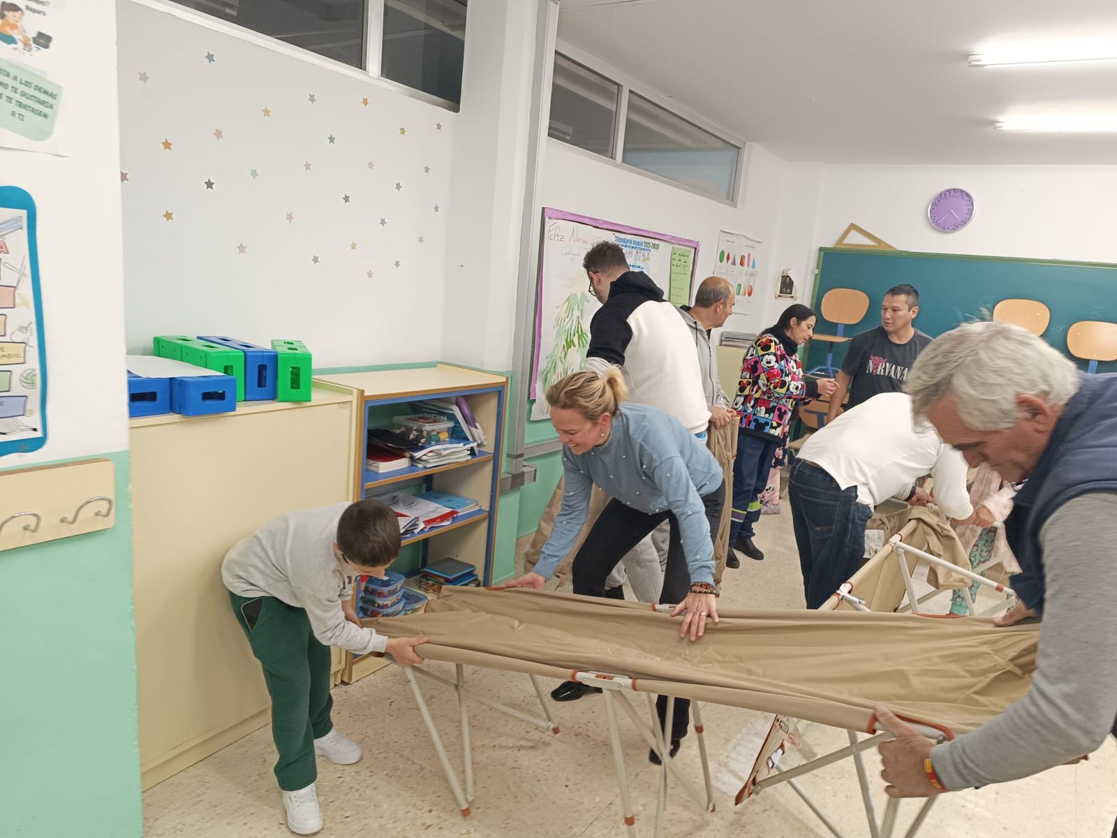 Yessika Quintero, preparando camas en el colegio Virgen del Mar de El Portal.