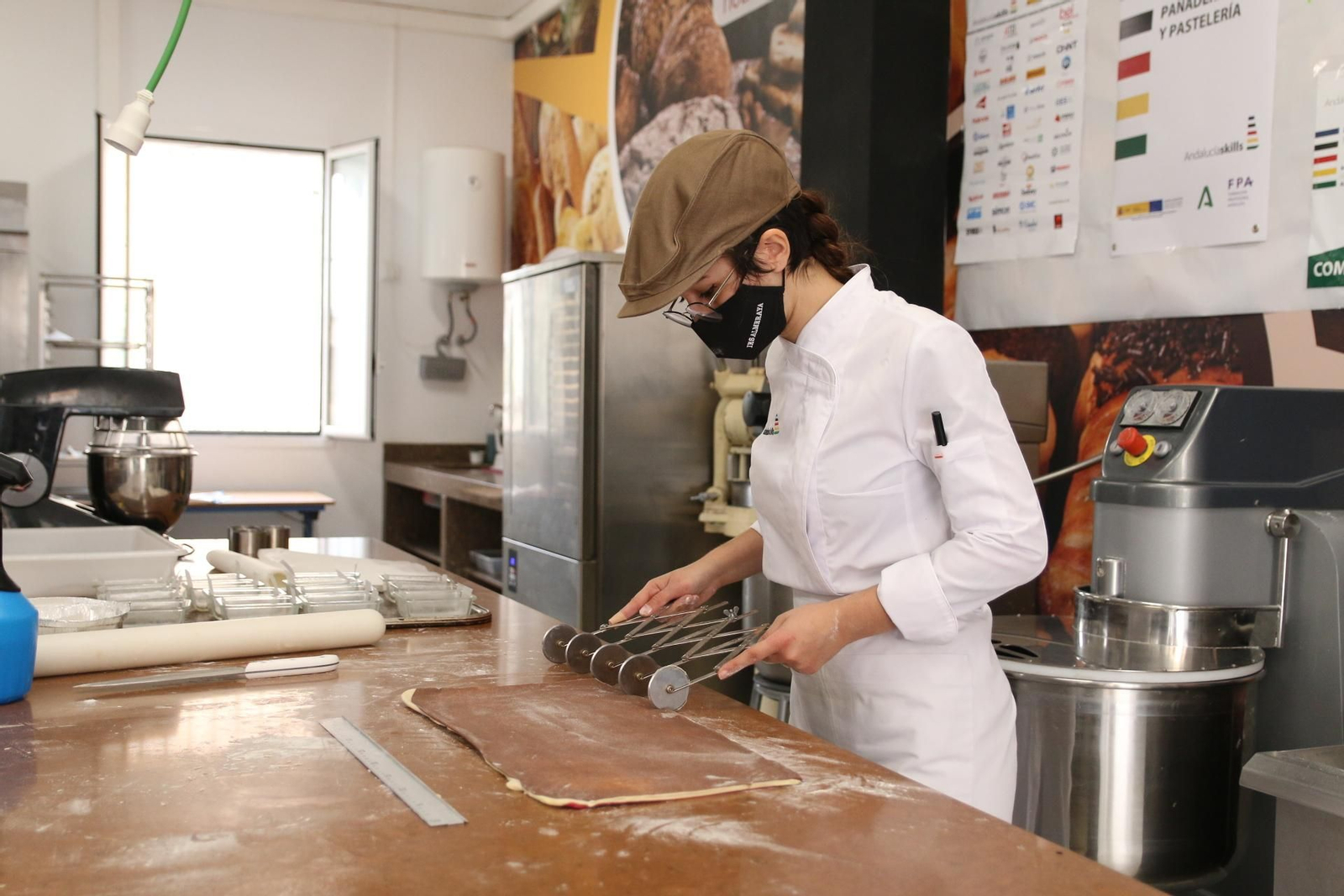 Una de las alumnas de FP participantes en Andalucía Skills en la modalidad de Panadería y Bollería.