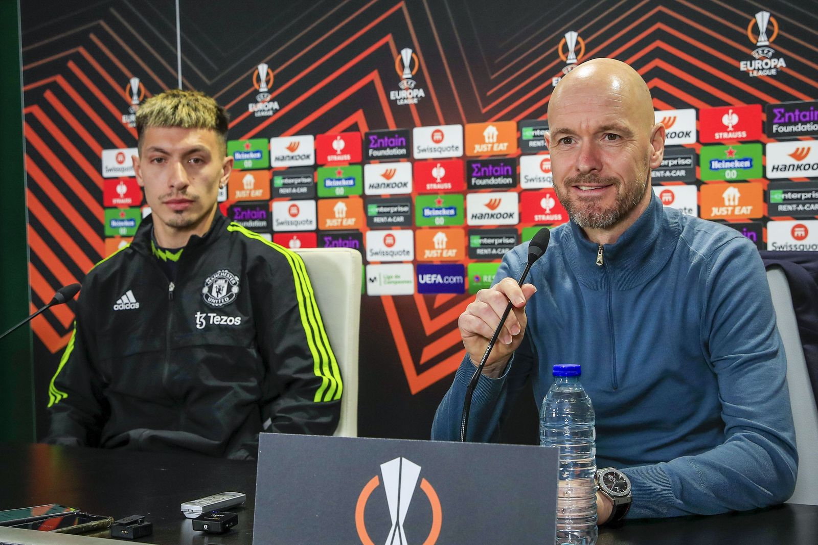 El entrenador del Manchester United, Erik Ten Hag y Lisandro Martínez, en la rueda de prensa previa al encuentro.