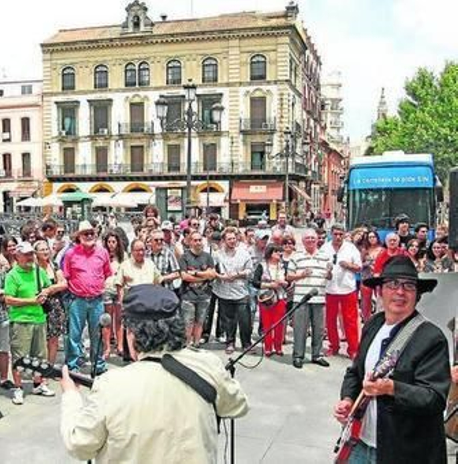 Los Escarabajos en la Puerta de Jerez, versionando a los Beatles.