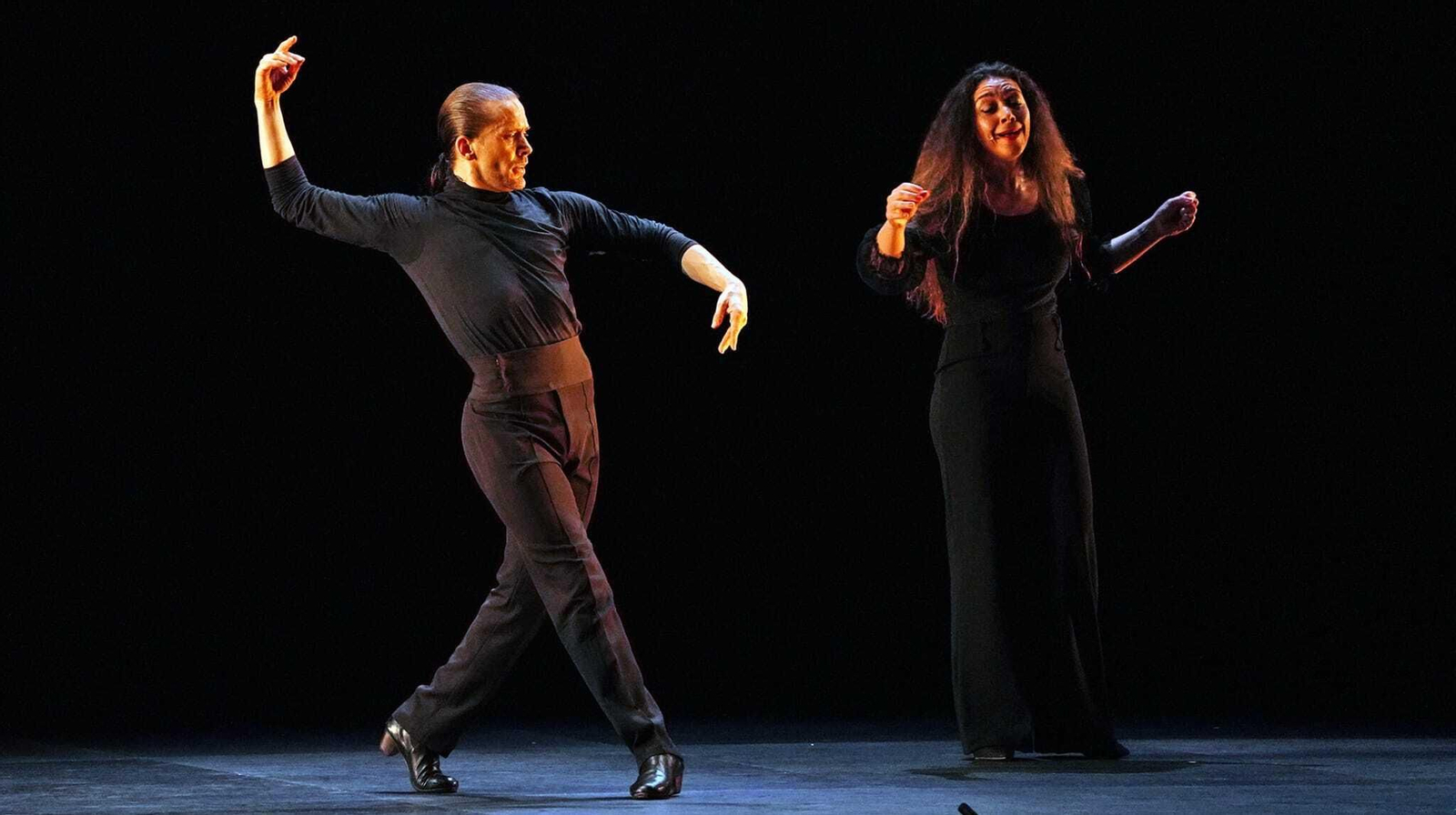 Alfonso Losa y Sandra Carrasco, en un momento del espectáculo. Alfonso Losa y Sandra Carrasco, en un momento del espectáculo.