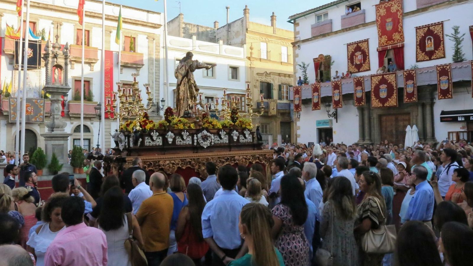 La imagen del Sagrado Corazón de Jesús precedió este año el paso de la Virgen.