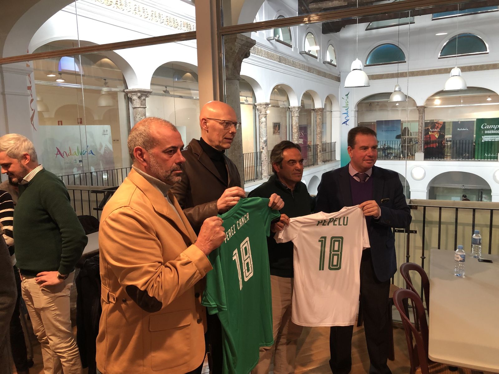 Presentación de las camisetas que se lucirán en el homenaje a José Luis Pérez Canca.
