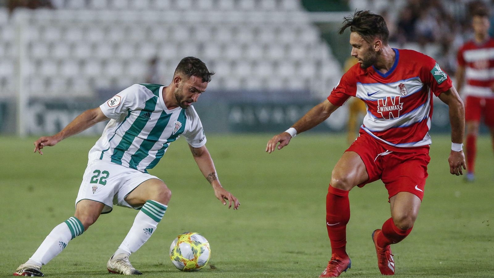 El lateral zurdo del filial, Alberto López, presiona al cordobesista Sebas Moyano.