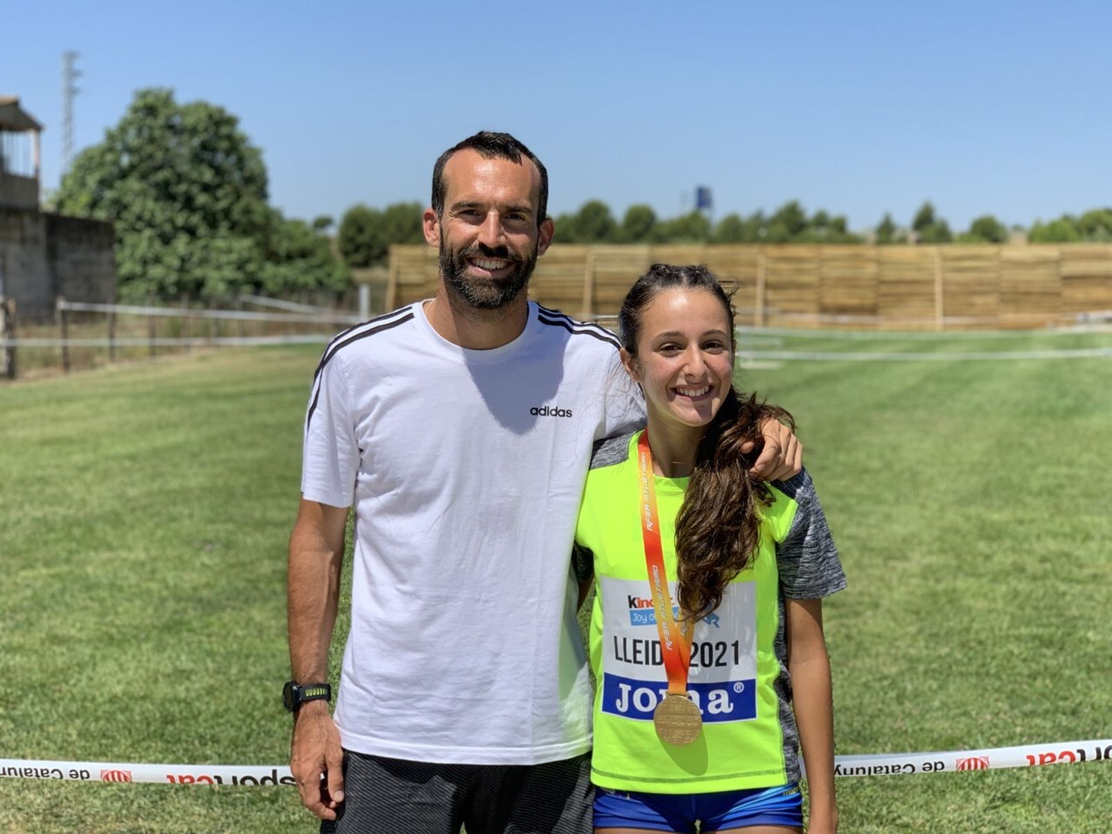 Marina Delgado y su entrenador, Saúl Sáez, del Bahía de Algeciras.