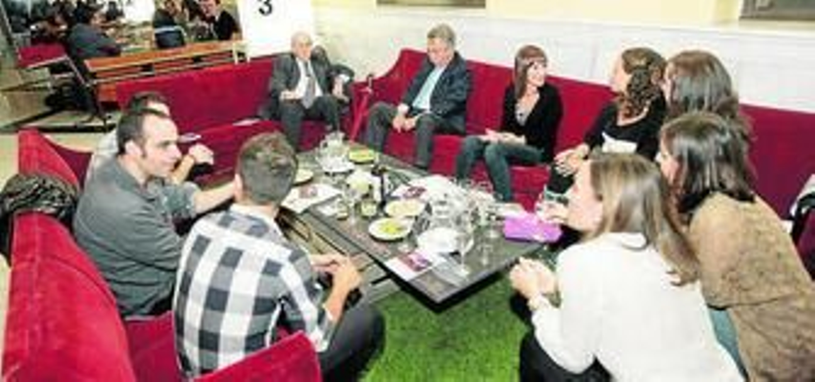 Asistentes a la Noche de los Investigadores, ayer en el Rectorado. Asistentes a la Noche de los Investigadores, ayer en el Rectorado.