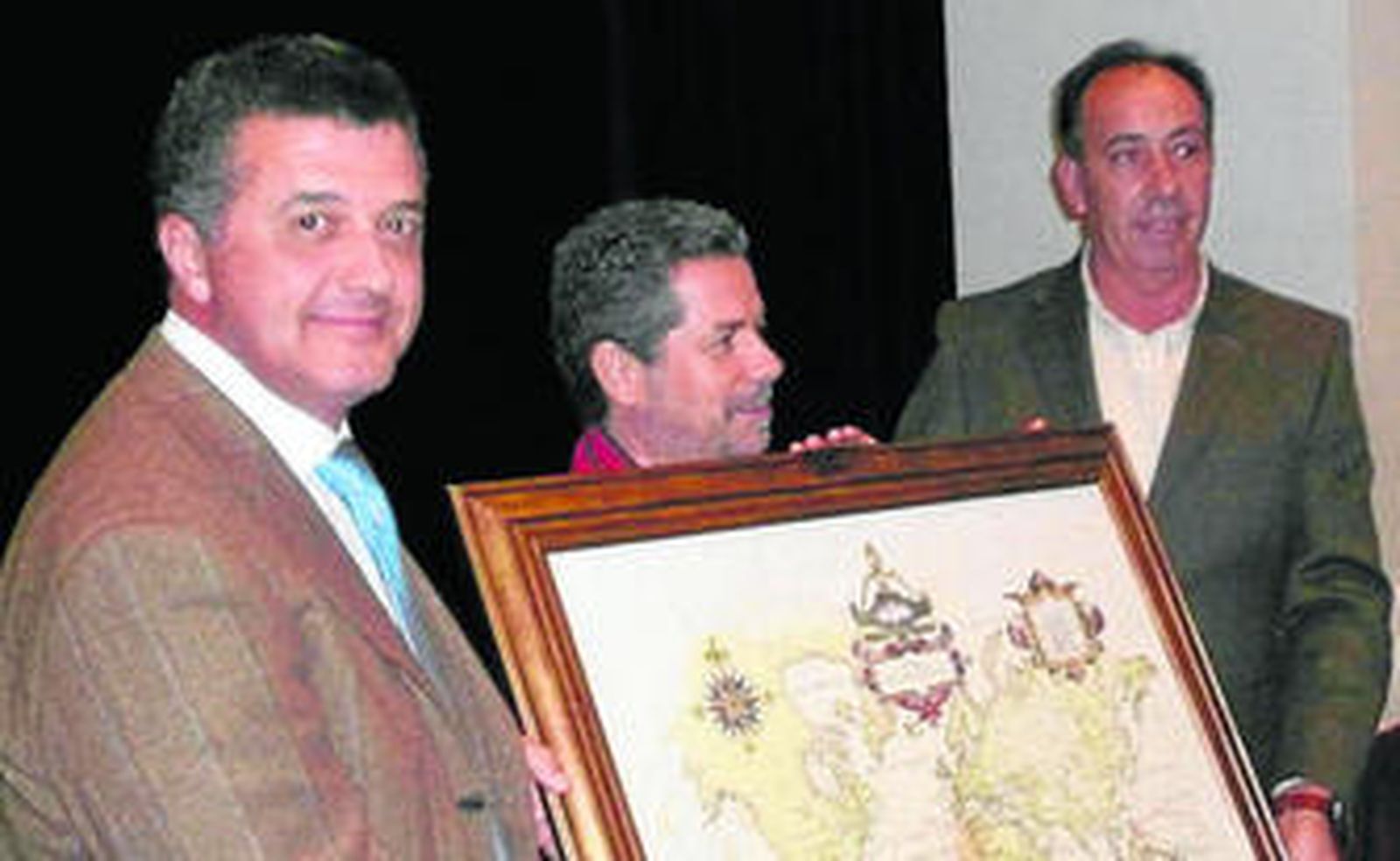 Enrique Román y Francisco Pacheco, con el alcalde de Sabrosa.