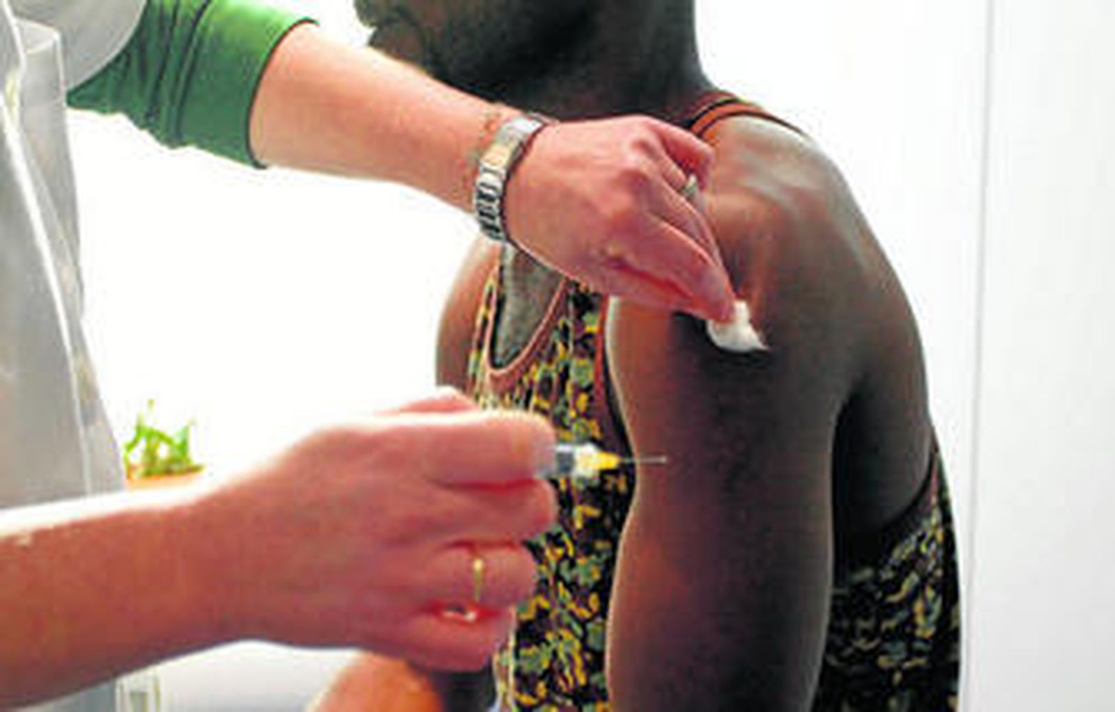 Un ciudadano acude al centro antes de salir de viaje a su país de origen.