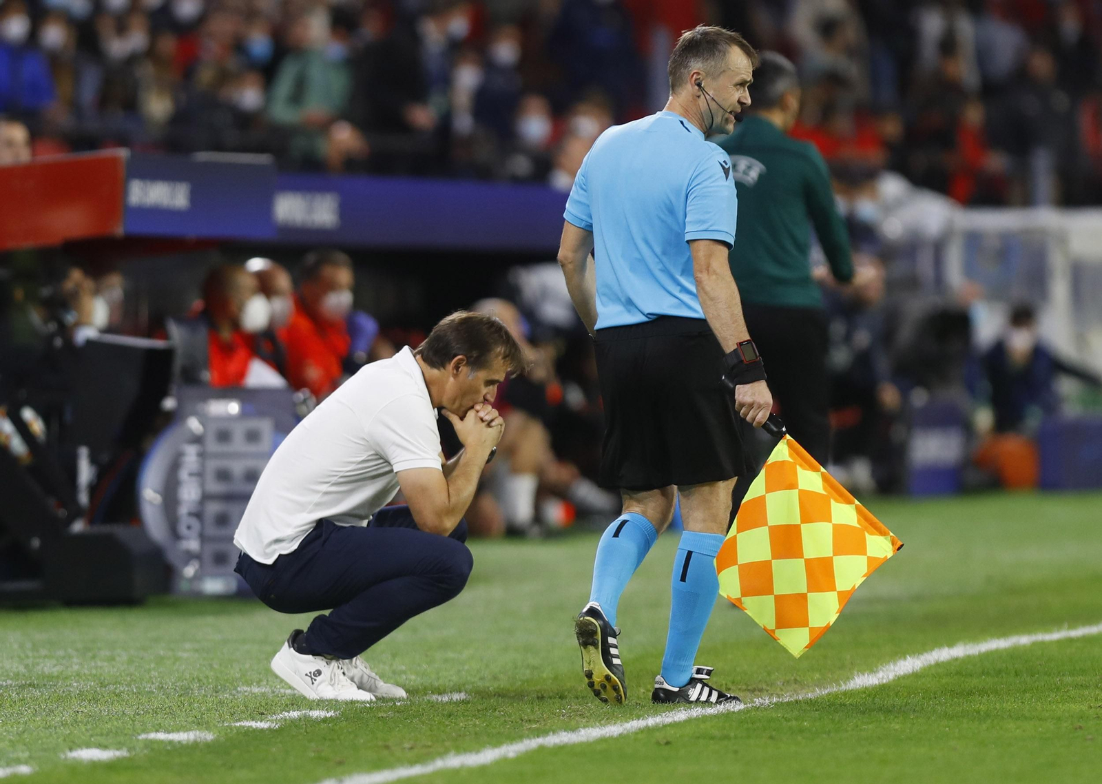 Lopetegui, pensativo en el área técnica.