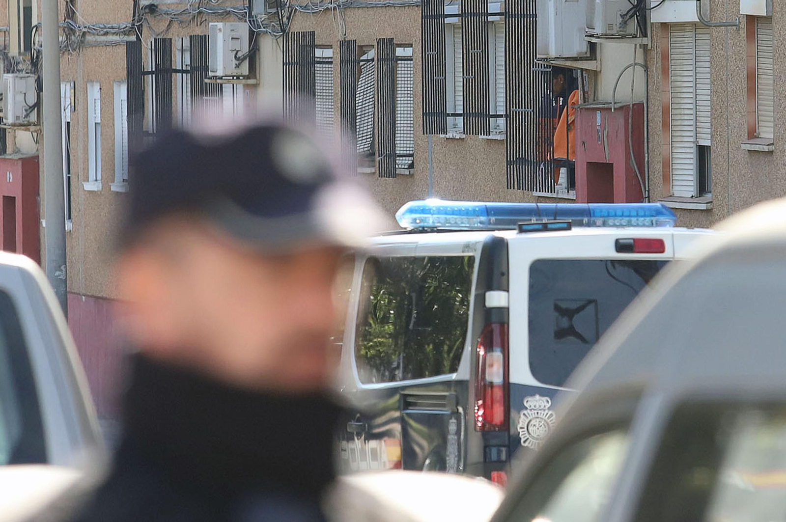 Imágenes del atrincherado que amenazaba con hacer estallar una bombona en el Torrejón, Huelva