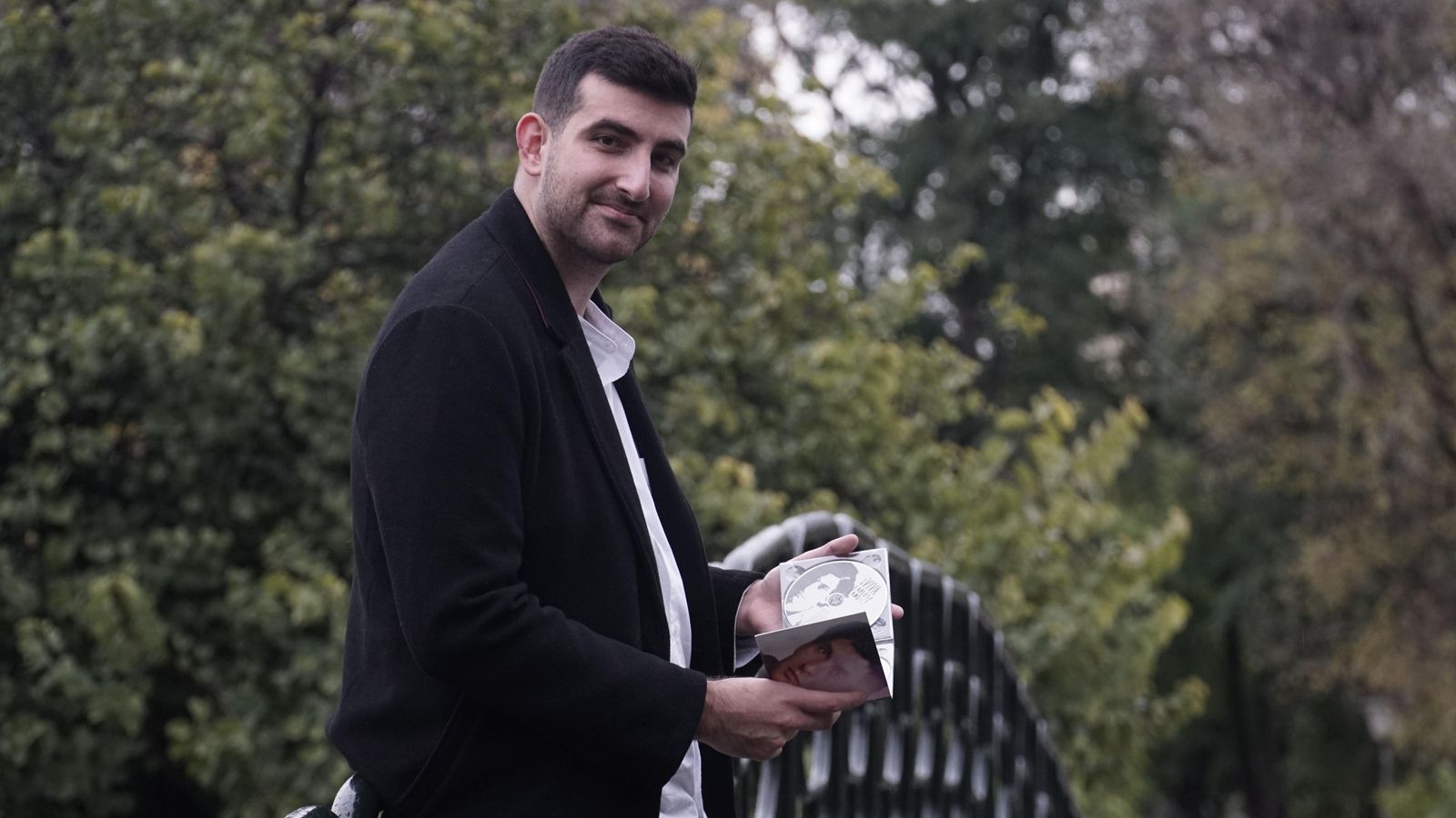 El artista enseña el disco tributo 'Viva Carlos Canos'