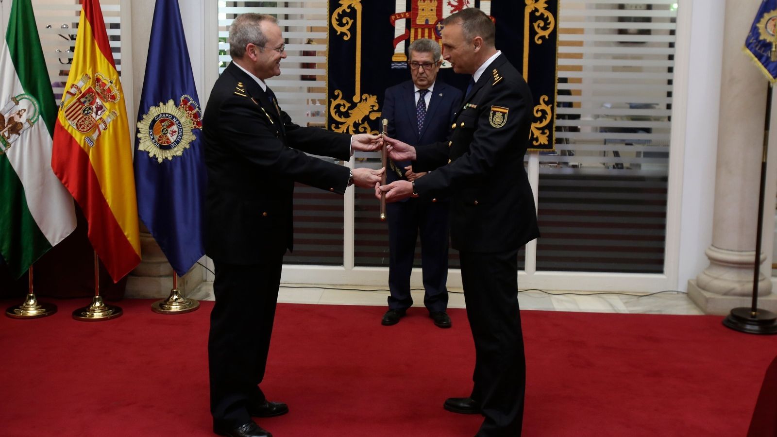 Ernesto López Ganfornina recibe el bastón de mando de su jefe superior.