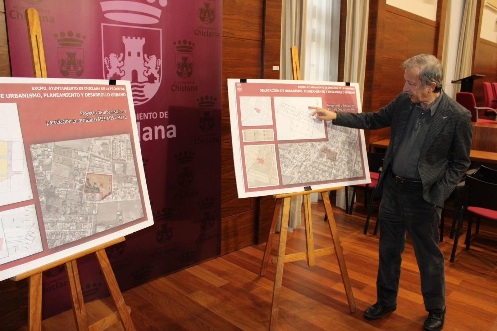 El delegado, mostrando los proyectos.