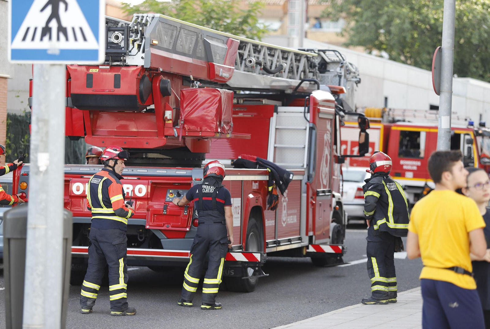 Una vivienda sale ardiendo en un bloque de la plaza del Fandango