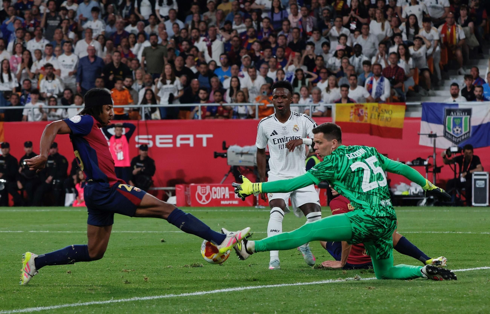 Koundé salva un gol de Vinícius al alimón con Szczesny.