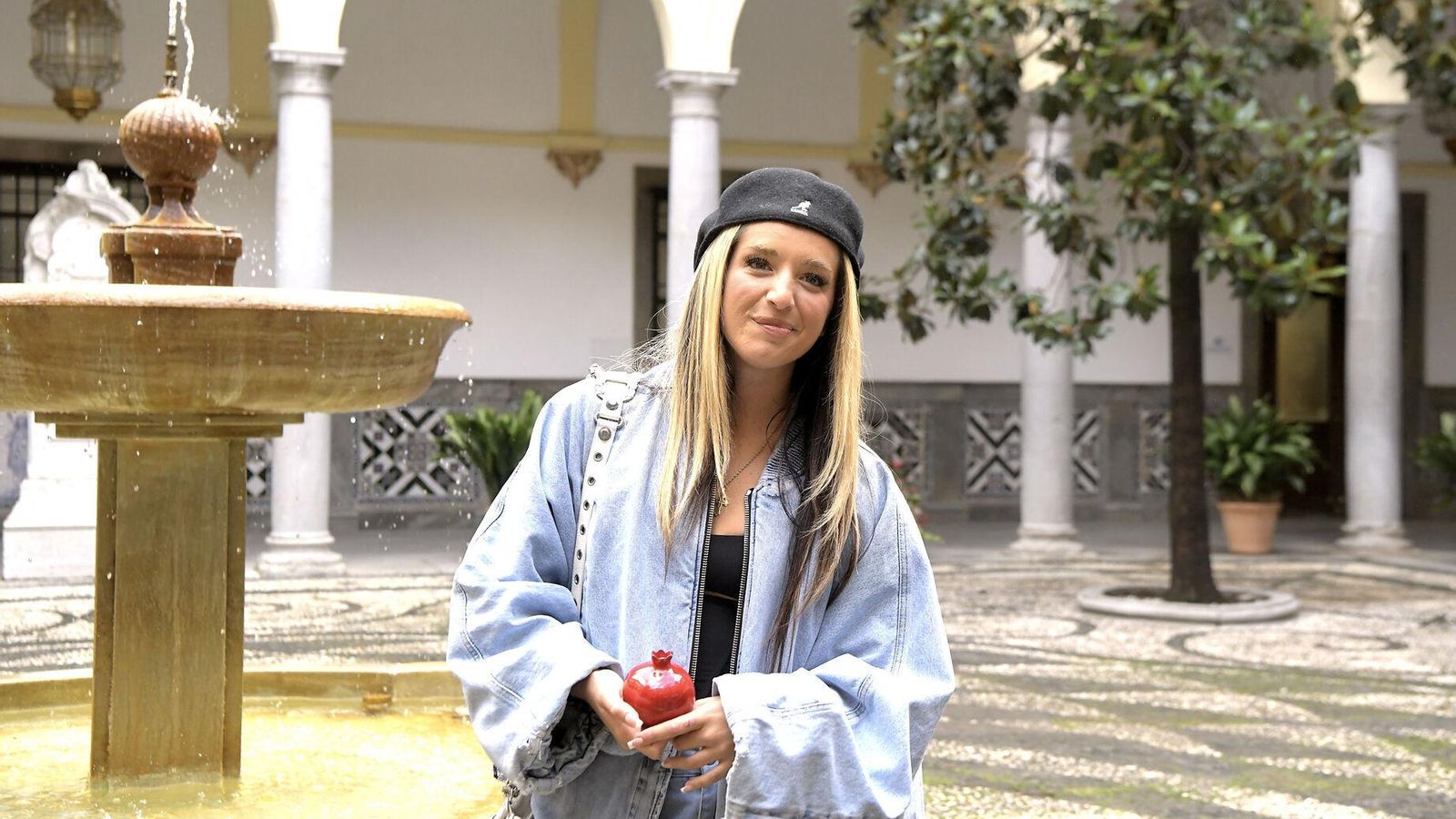 Lola Índigo con uno de los regalos recibidos de la alcaldesa de Granada.