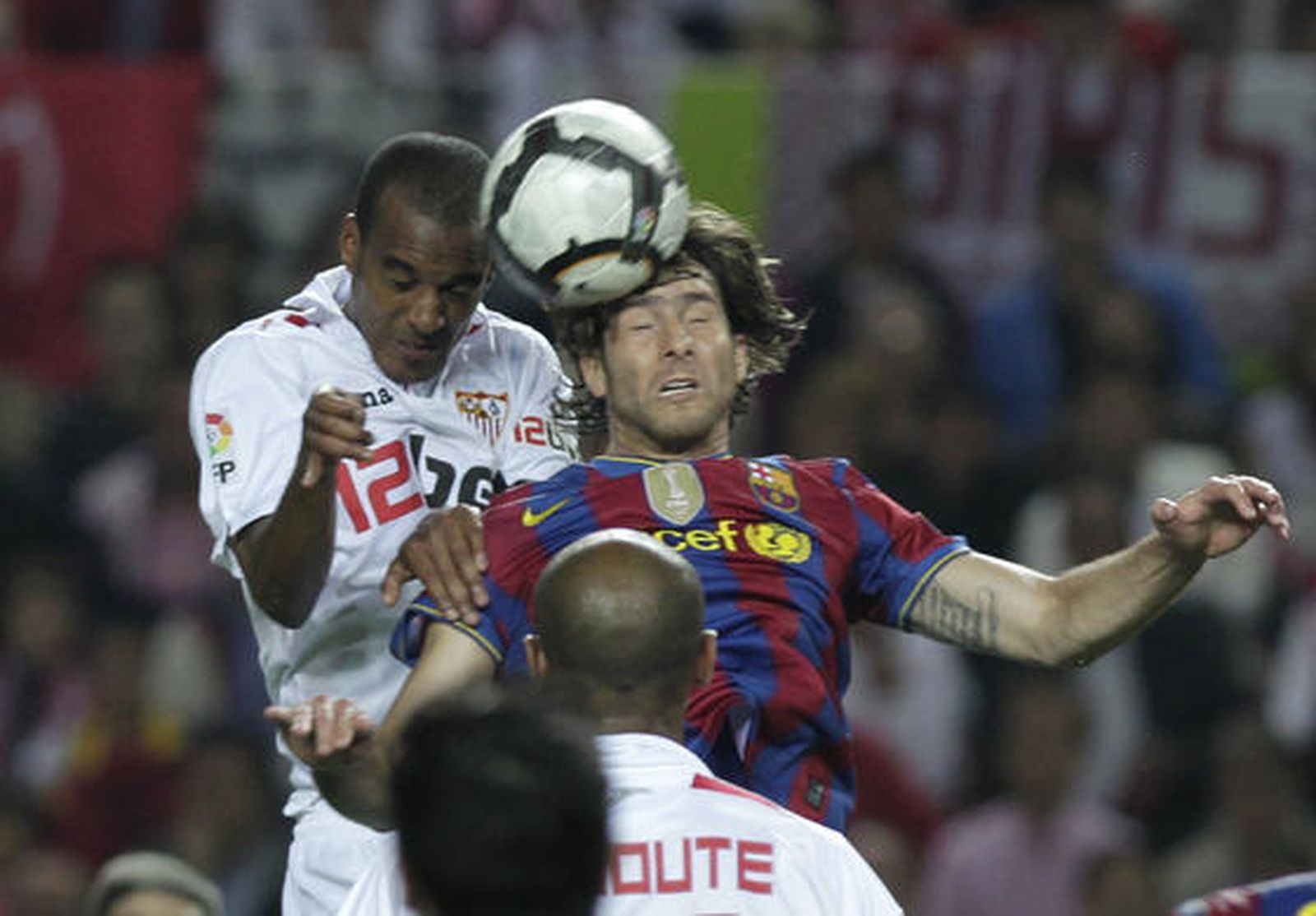 El Sevilla está más cerca de la Liga de Campeones pese a perder ante el Barcelona con diez jugadores por expulsión de Konko. / Antonio Pizarro