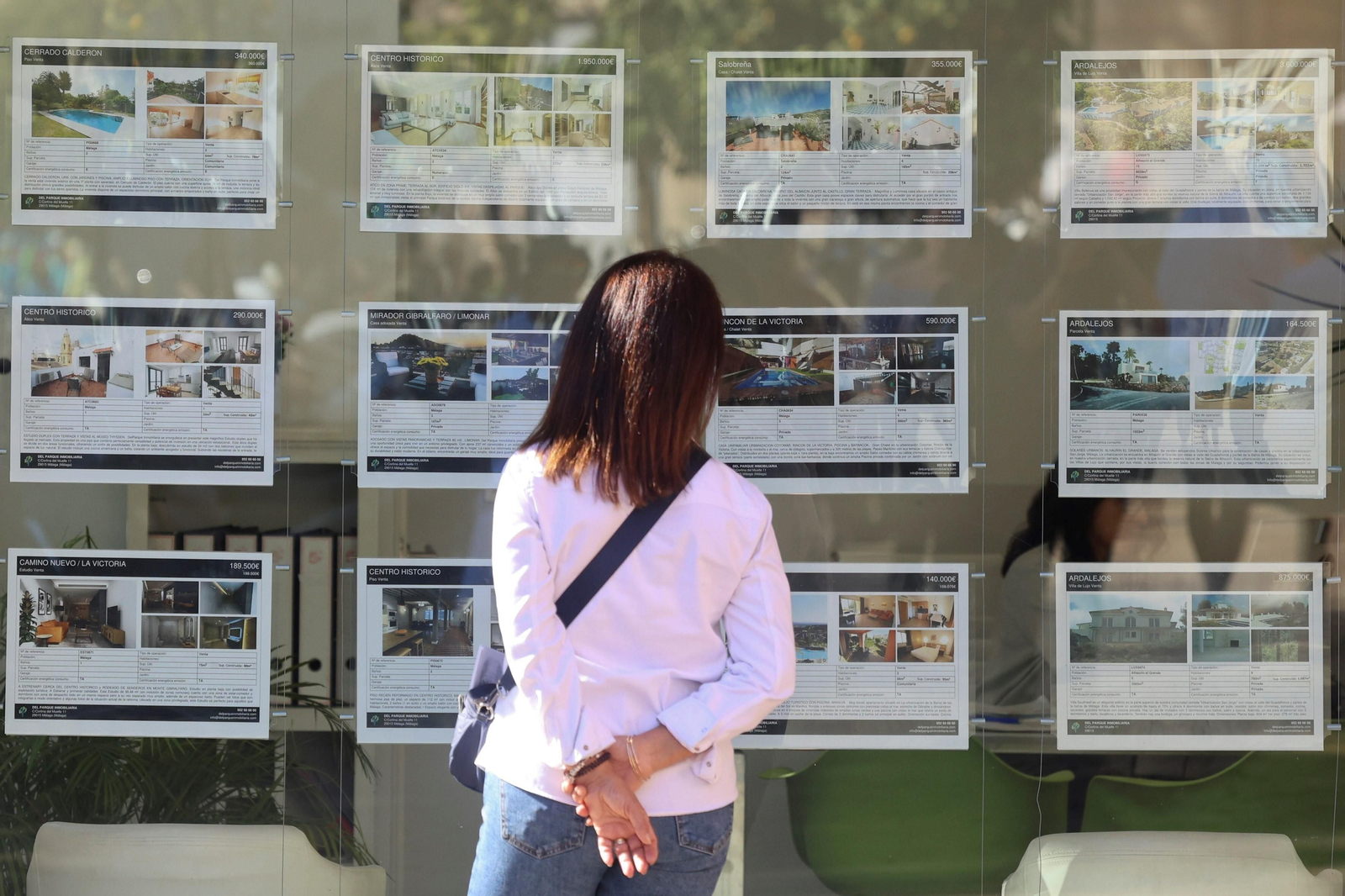 Una mujer consulta los precios de las viviendas en Málaga.