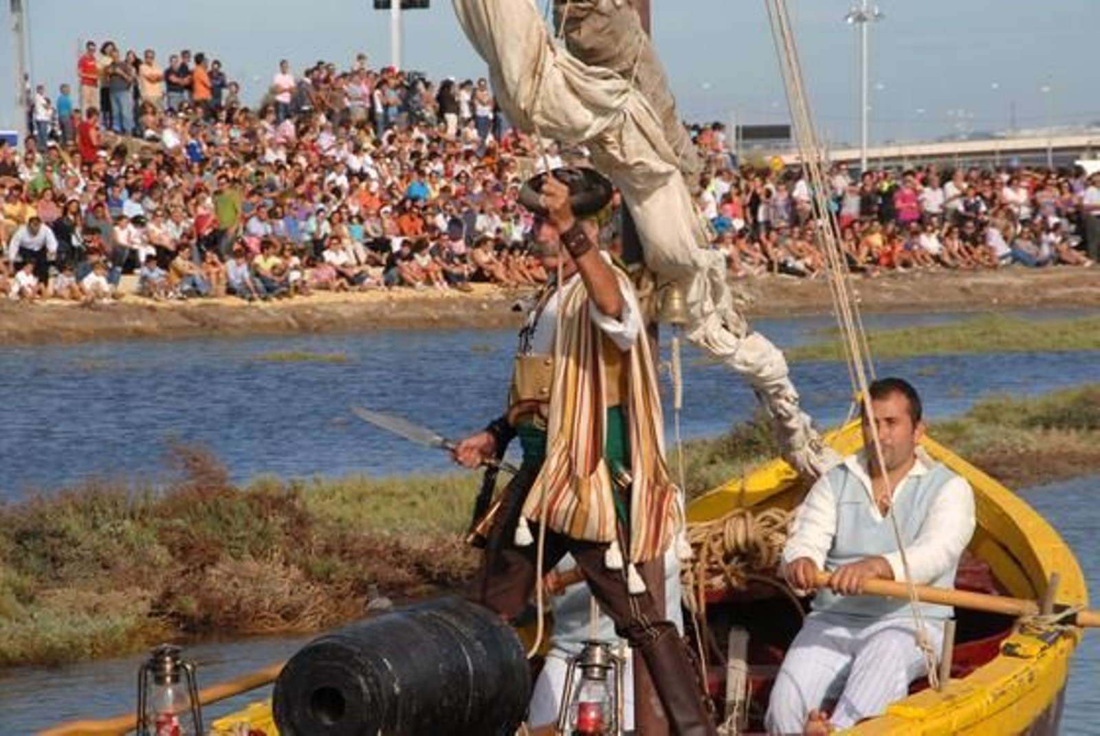 Unas 500 personas participan en la recreación de la batalla del Portazgo, en el entorno del puente Zuazo, con motivo del Bicentenario. 

Foto: Rioja
