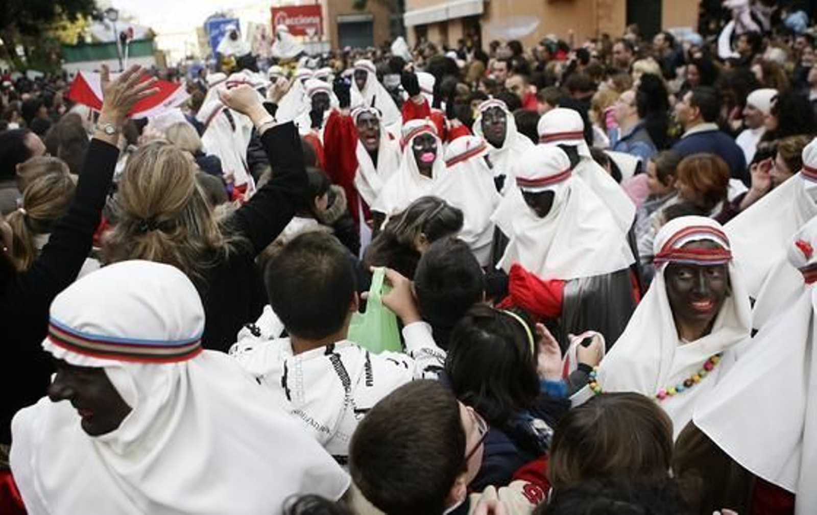 Los beduinos pasan animados junto a los ciudadanos mientras éstos miran al fondo a la espera de ver una de las cabalgatas.

Foto: Antonio Pizarro