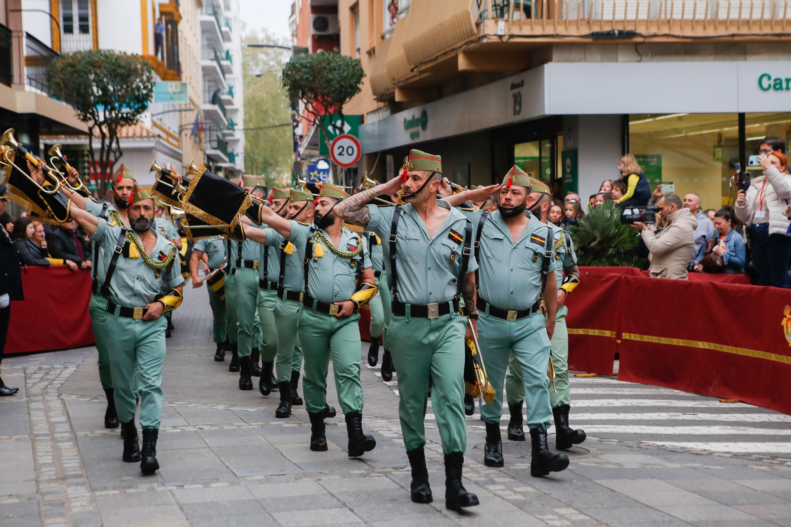 Fotos del Lunes Santo en Algeciras: Desfile de la Legión